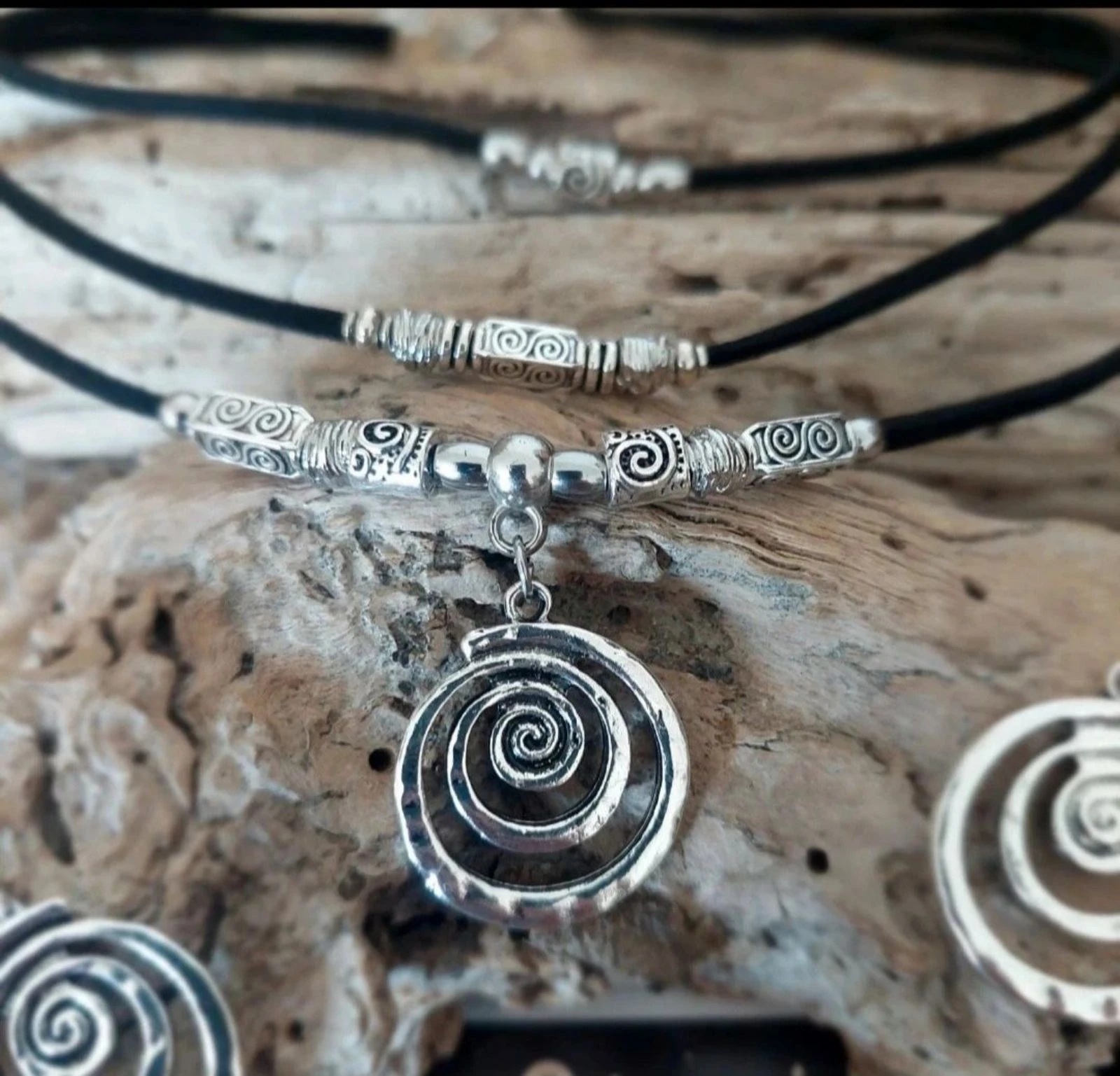 Parure boho místico de tres hileras, pequeña espiral hipnótica, negro – photo 7